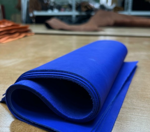 Кожа форматами (Краст неон), 1.2-1.6 мм, без финиша, формат А4,А3	