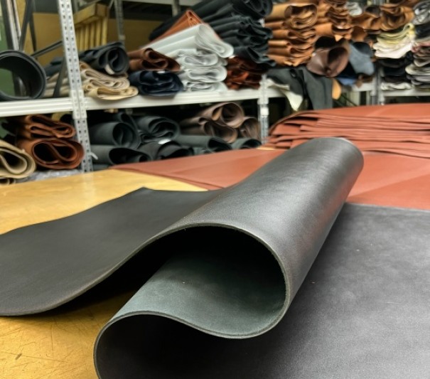 Кожа Ременная Черная, с финишем, 3,5+ мм, средний размер 180-200 дм²